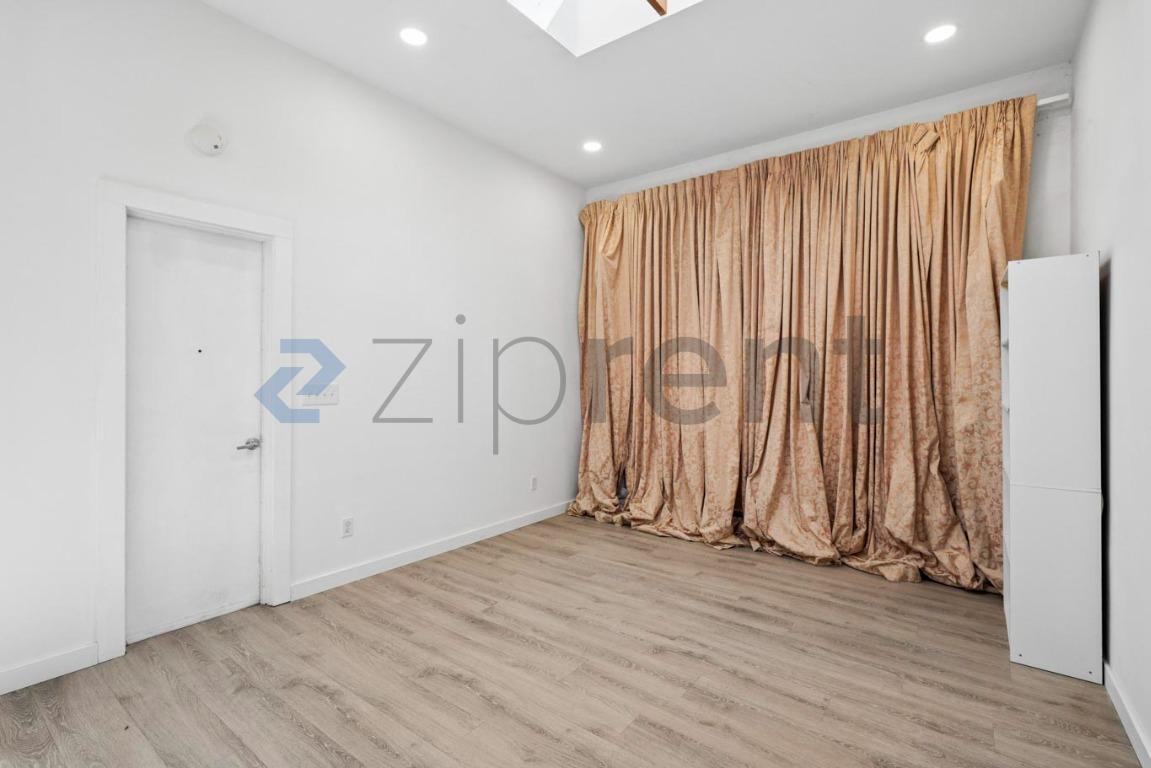 Building Photo - Unit B