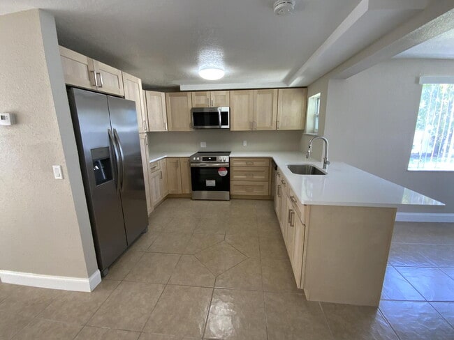 Building Photo - Beautiful 2 bed, 2 updated baths home in the sought-after boating community of Gulf Harbors.