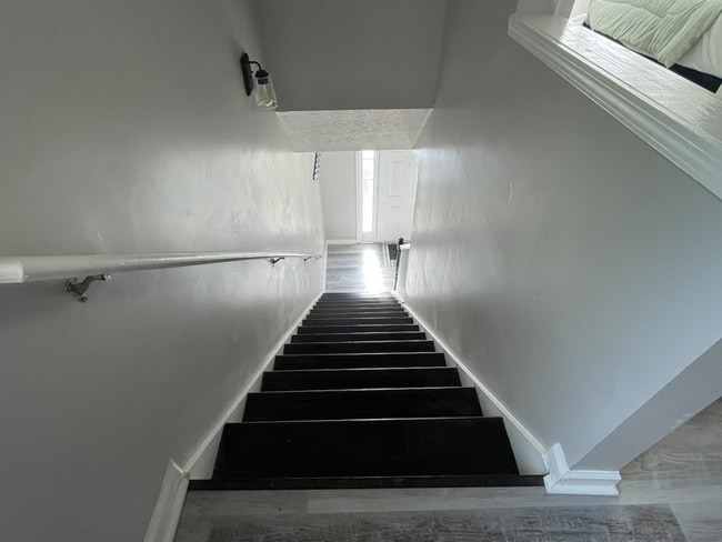 Building Photo - 5690 Hampton Ct