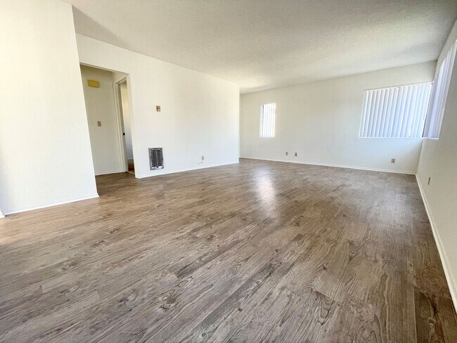 Building Photo - Spacious Single Level Upstairs Apartment!