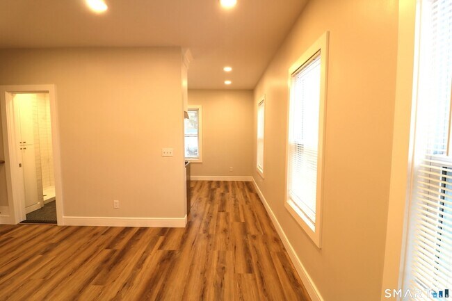 Building Photo - 6 Mary St