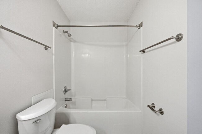 Building Photo - Highly Sought After GROUND-FLOOR Unit at Florida Club!  Pool View!!