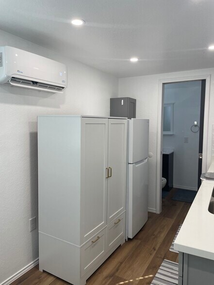 Building Photo - 207 S Sabinas St