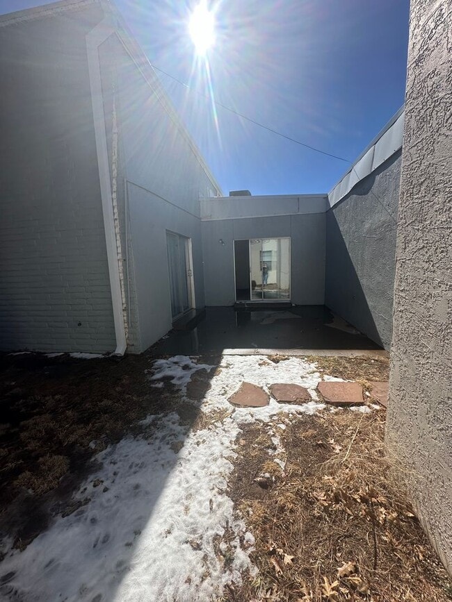 Building Photo - 2 Bed Brick House! Golf Course View!