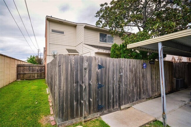 Building Photo - 9262 Westwood Village Dr