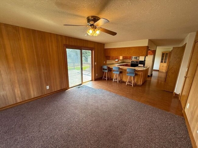 Building Photo - 460 SE Conifer Pl