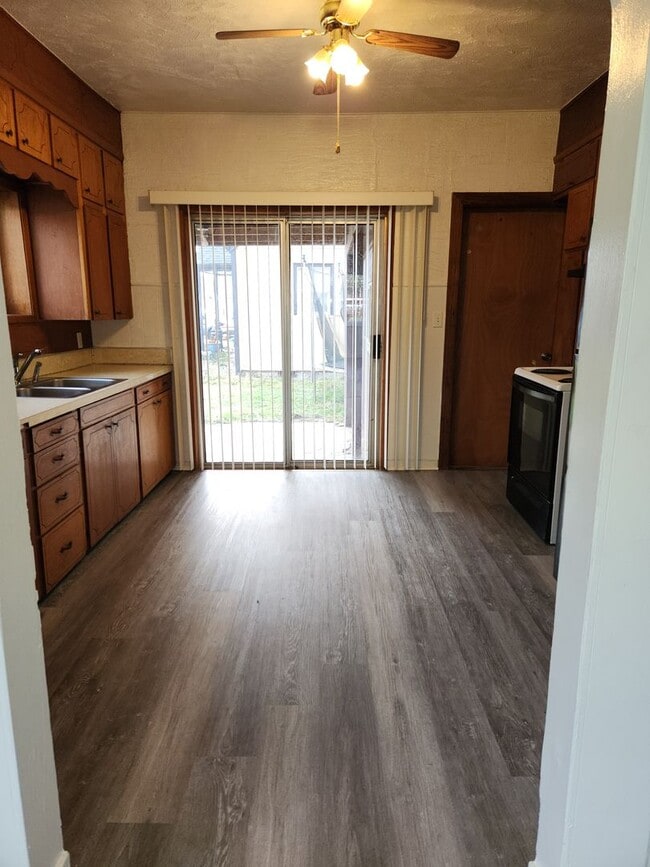 Building Photo - 3-bedroom 1 bath single family dwelling