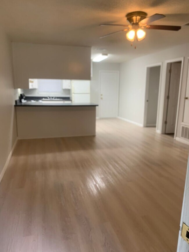 Building Photo - 2 bed 1 bath duplex off E Nine Mile Rd