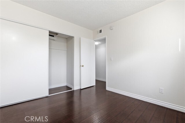 Building Photo - 8633 Balboa Blvd