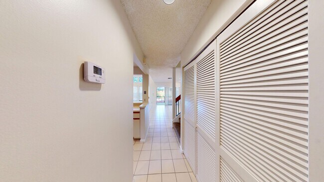 Building Photo - Spacious 3Bed/2.5Bath/Garage Home in Via Verde