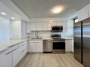 Building Photo - Large 2 Bed, 2.5 Bath Condo in the Ala Wai Plaza with 1 Parking