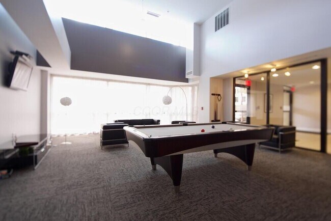 Building Photo - 106 N High St