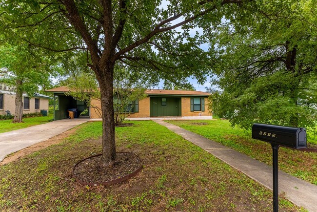 Building Photo - Incredible Windsor Park location right in the heart of Austin!