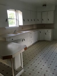 Building Photo - GREAT BRICK HOME ON LARGE LOT