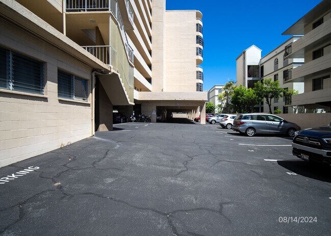 Building Photo - $2300  1 bd 2 ba 1 pkg -1447 Kewalo #705
