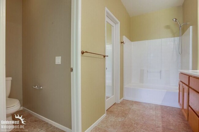 Building Photo - Stunning 3Bdm 2.5Ba Townhome in Carmel Valley