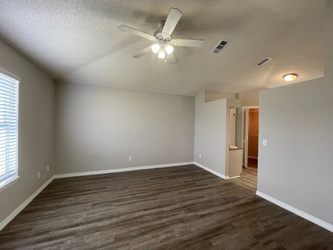 Building Photo - "Charming 3-Bed Oasis with 2 Baths in Prime Panama City Beach Location – 1,423 Sq. Ft. of Serene ...
