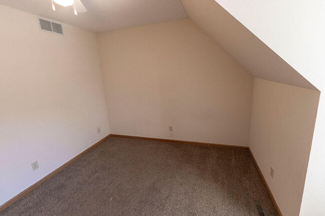 Building Photo - 1304 Millbrook Ct