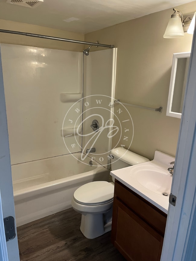 Building Photo - Clean & Affordable 2-Bedroom – Move-In Ready – East Toledo