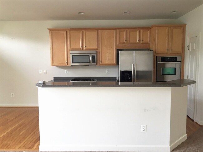 Building Photo - Spacious Townhouse in the City!