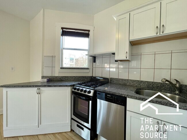 Building Photo - 1925 W Armitage Ave