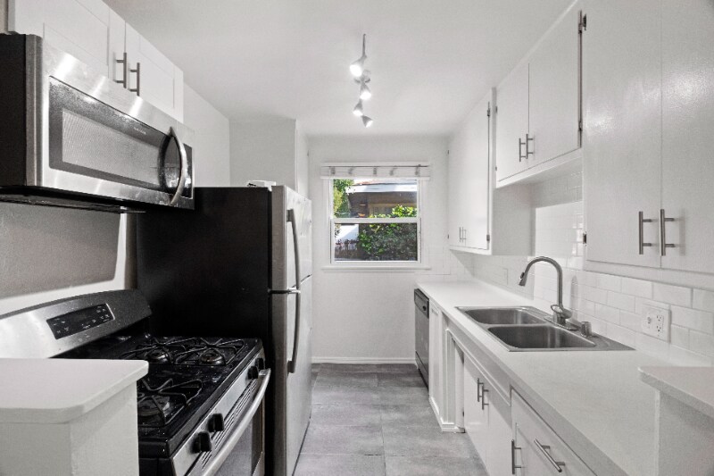 Building Photo - 2001 Beachwood Dr