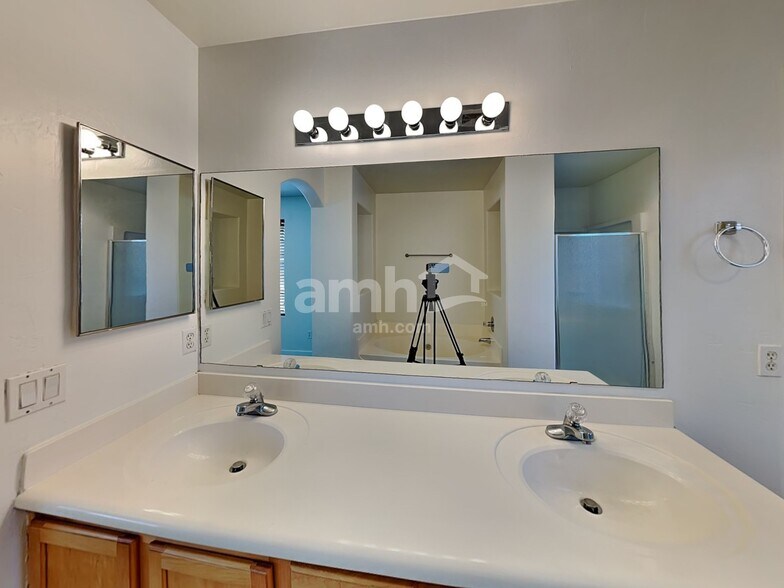 Building Photo - 7659 S Meadow Spring Way