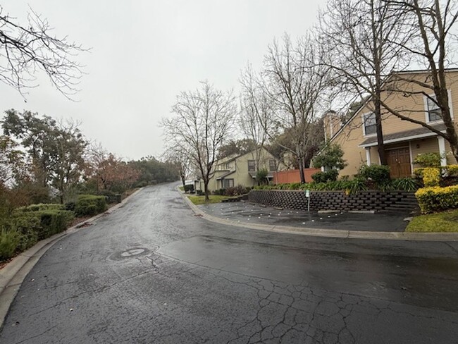 Building Photo - 3-Bedroom Pinole Townhouse with Spacious L...