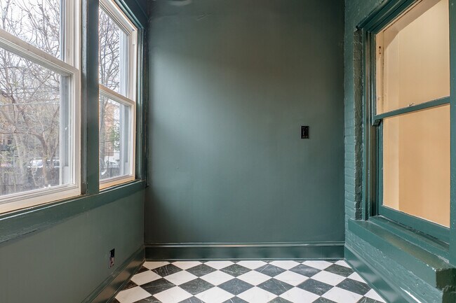 Building Photo - 660 E 51st St