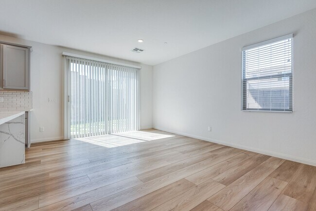 Building Photo - Highly upgraded, spacious, 4 bedroom home ...