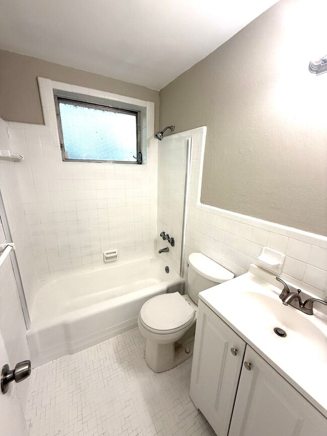 Building Photo - **5 Bedroom 3 bath located in Forest Hills...