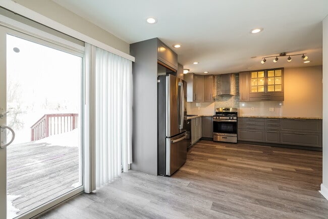 Building Photo - 100 Dakota Ct