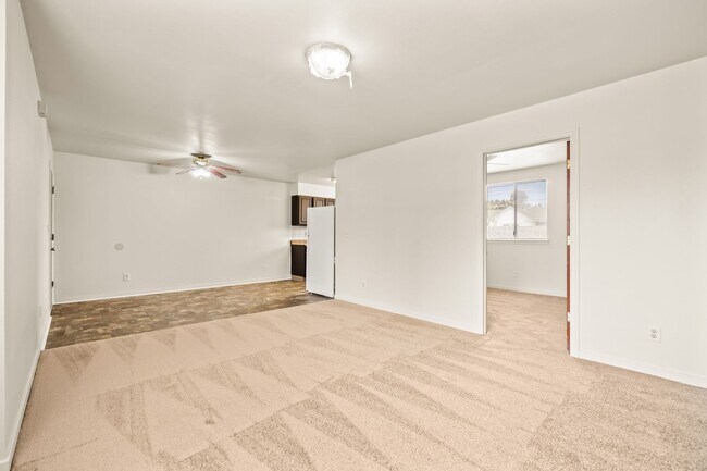 Building Photo - Freshly Updated 3 Bedroom: Utilities Paid,...