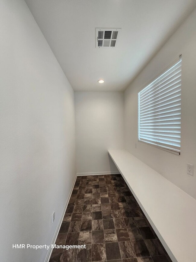Building Photo - Beautiful two story 5 bedroom in ontario R...