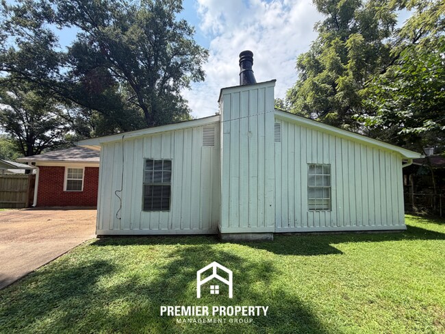 Building Photo - Charming 3BR/2BA East Memphis Home | 1,795 Sq Ft, Hardwood Floors & Fireplace