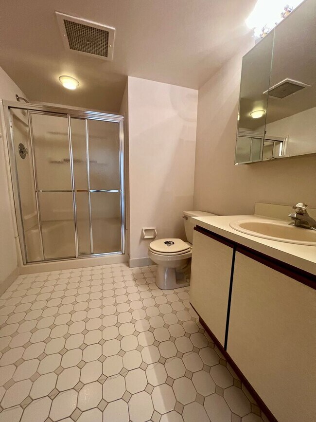 Building Photo - Gorgeous 2-Bedroom Condo at Crum Creek Valley Condominiums! Available NOW!