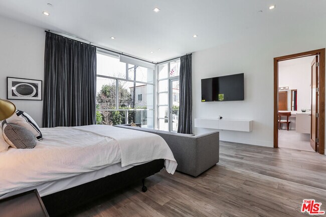 Building Photo - 912 N Crescent Heights Blvd