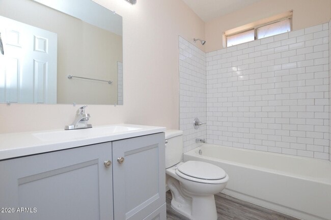 Building Photo - 1418 E Knoll Cir