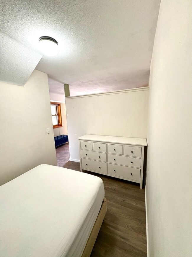 Building Photo - Cozy Basement Studio Apartment in NW Bend!