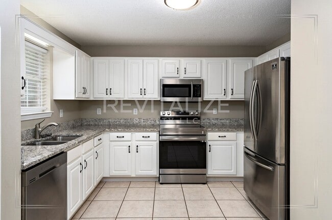 Building Photo - Gorgeous 3 Bed 2 Bath Brick Cottage on Corner Lot