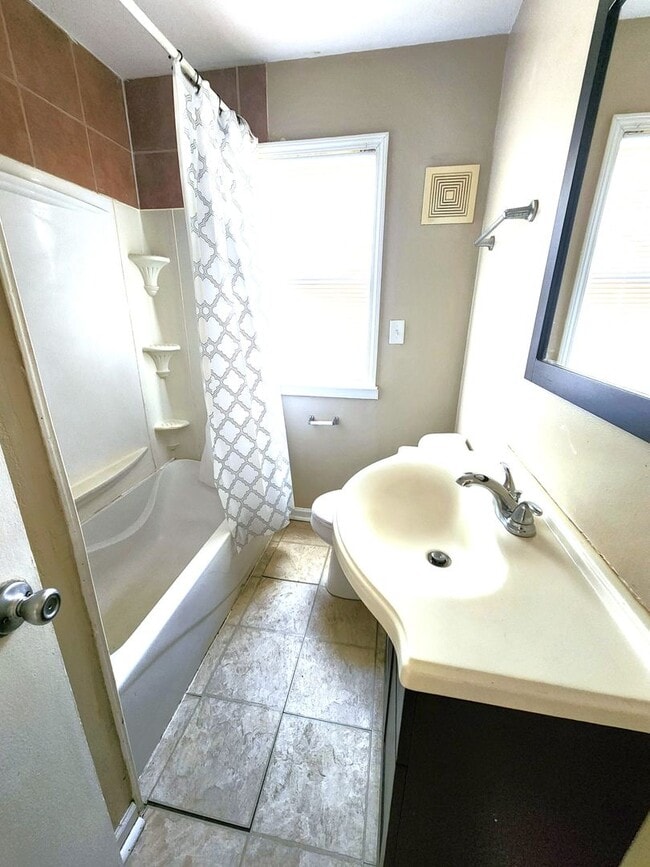 Building Photo - 3-bedroom single family - Available now!