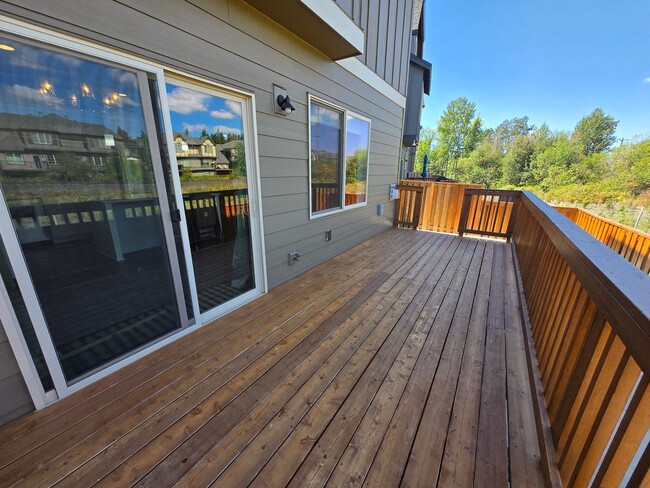 Building Photo - Terrific Orenco Station area 4 BR, 3.5 BA ...