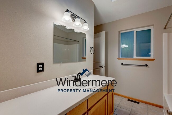 Building Photo - 3 bedroom 2.5 bath Two Story Home with a View! *Short lease only*