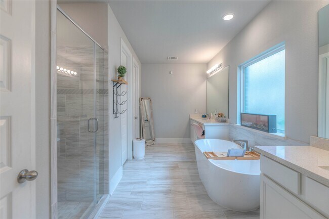 Building Photo - 15006 La Strada Dr