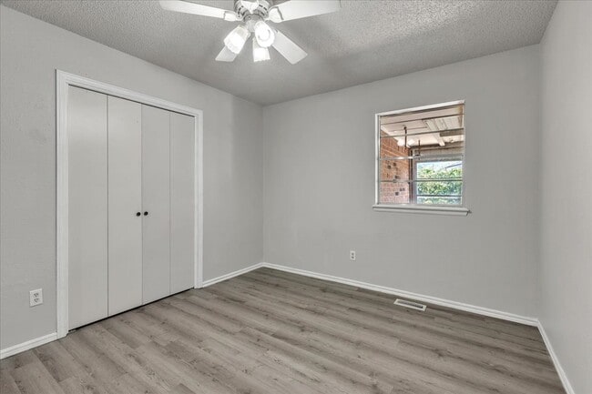 Building Photo - 3600 Sunvalley Dr