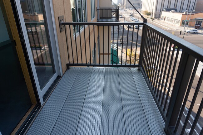 Building Photo - Modern Downtown Studio Apartment