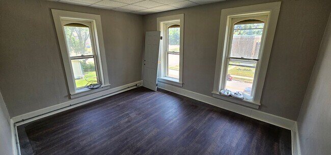 Building Photo - 258 W Third St