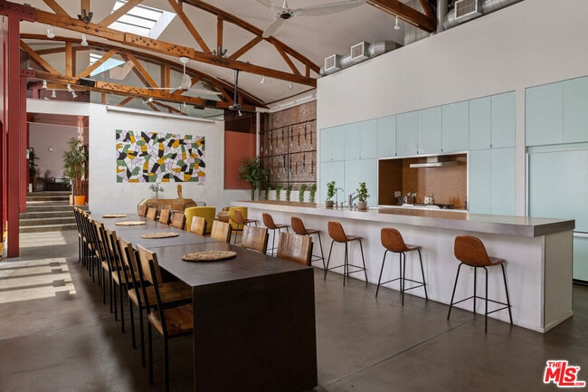 Building Photo - 718 N Figueroa St