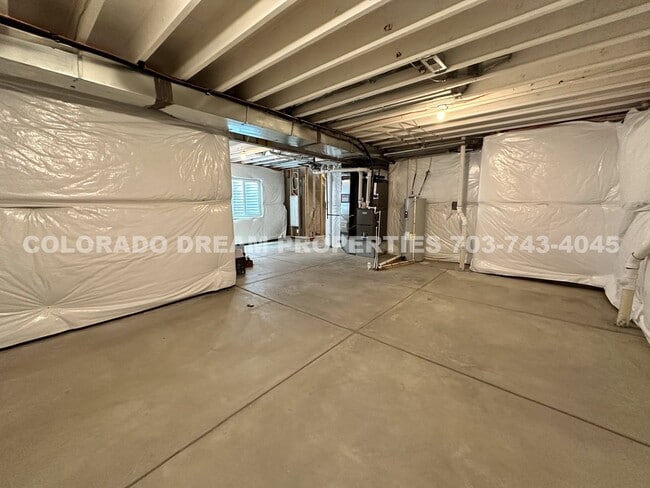 Building Photo - Luxurious fully-furnished home in Dove Vil...