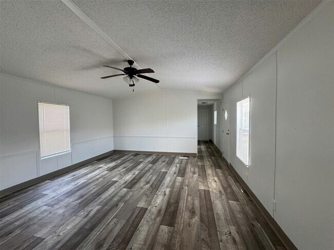 Building Photo - 16206 Wood Dr